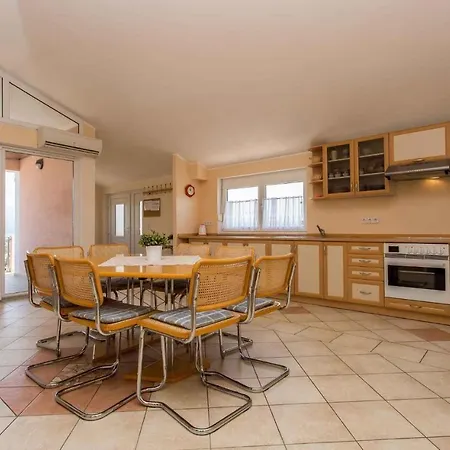 Apartment In Silo/insel Krk 13488